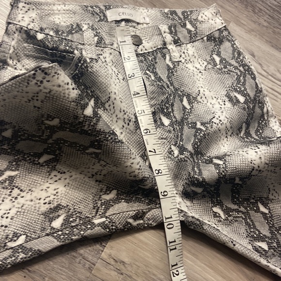NWOT Cello Animal Print Jeans - Picture 11 of 12